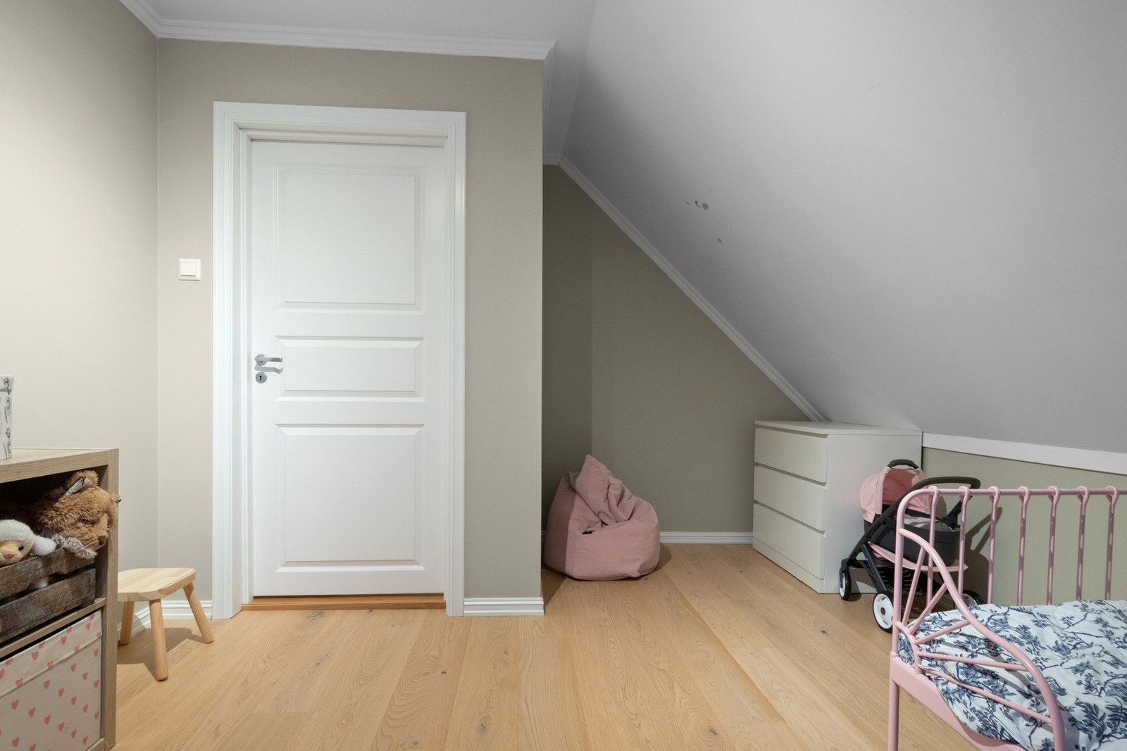 Perfekt rom til barn, plass til seng, kommode og leker Galleribilde