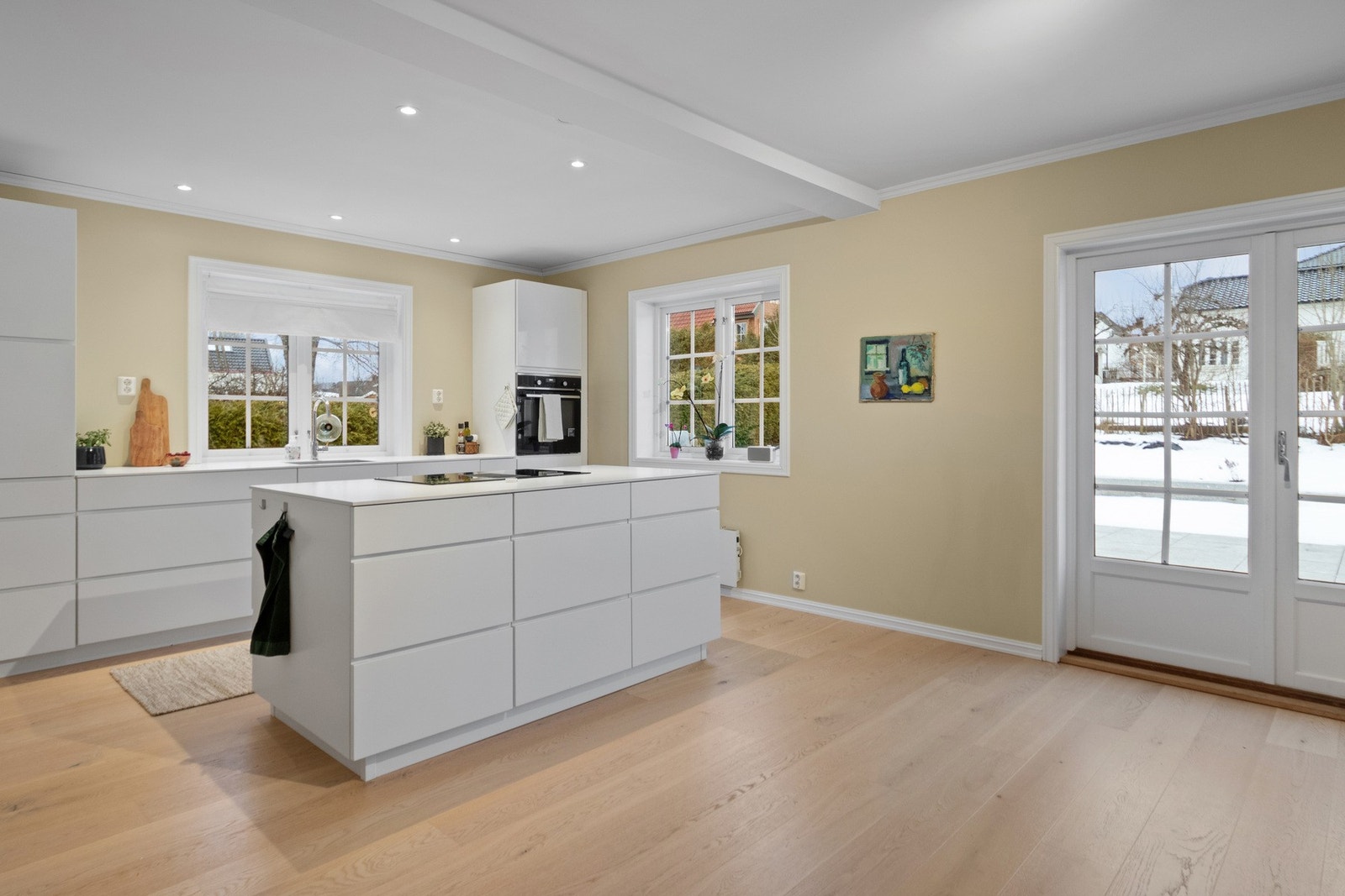 Fra spisestuen kommer du direkte inn til kjøkkenet. Galleribilde