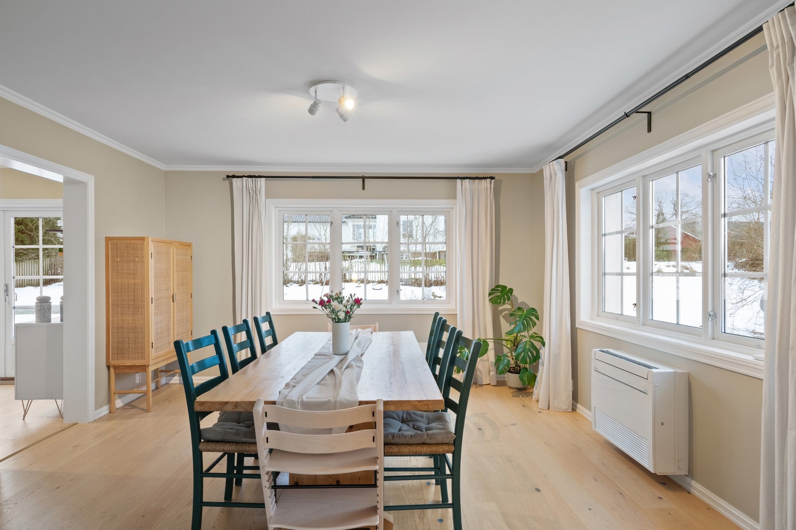 De store vindusflatene slipper inn rikelig med dagslys og skaper en luftig atmosfære gjennom hele dagen. Galleribilde