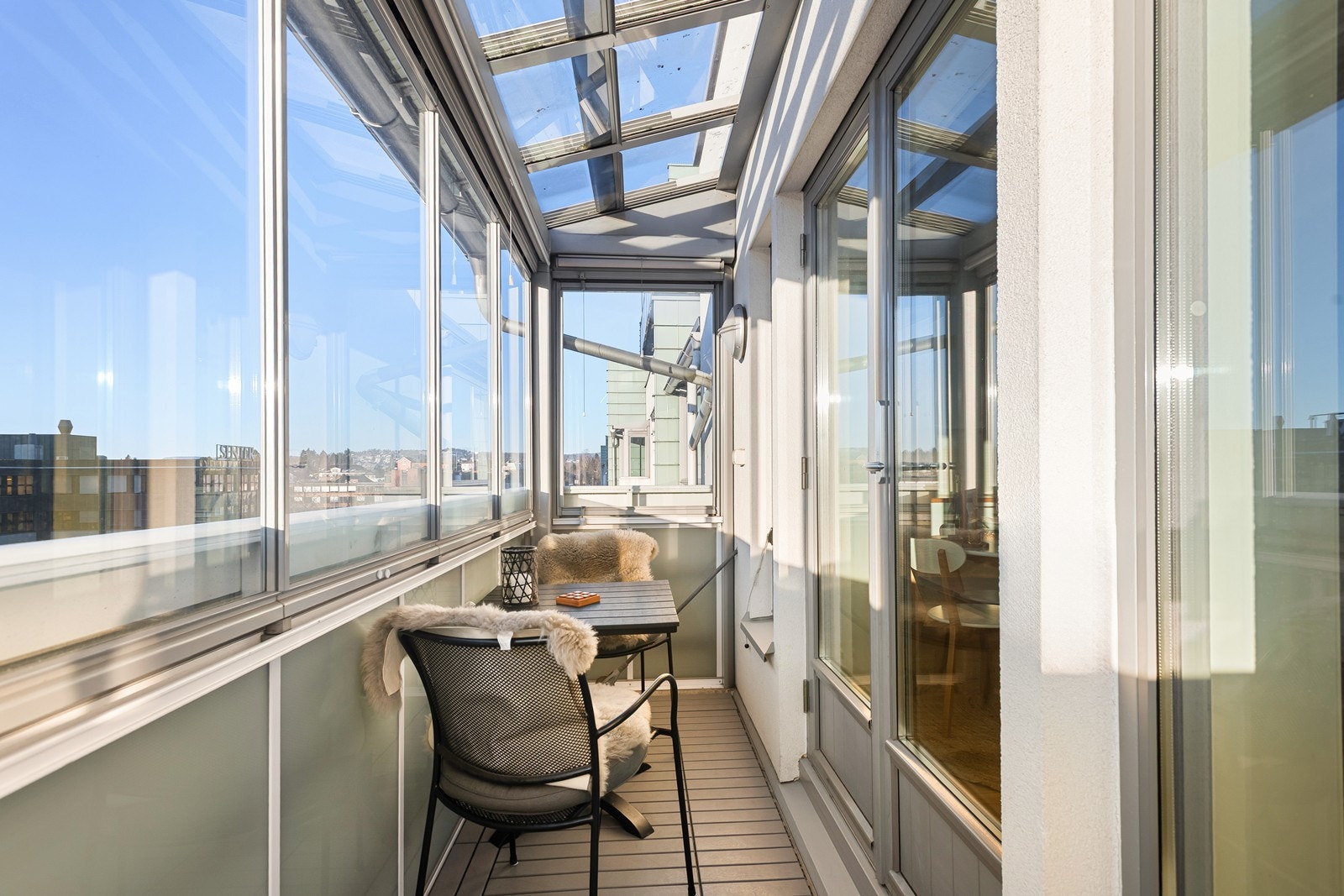 Balkongen er innglasset med mulighet for å lukke igjen på kjøligere dager Galleribilde