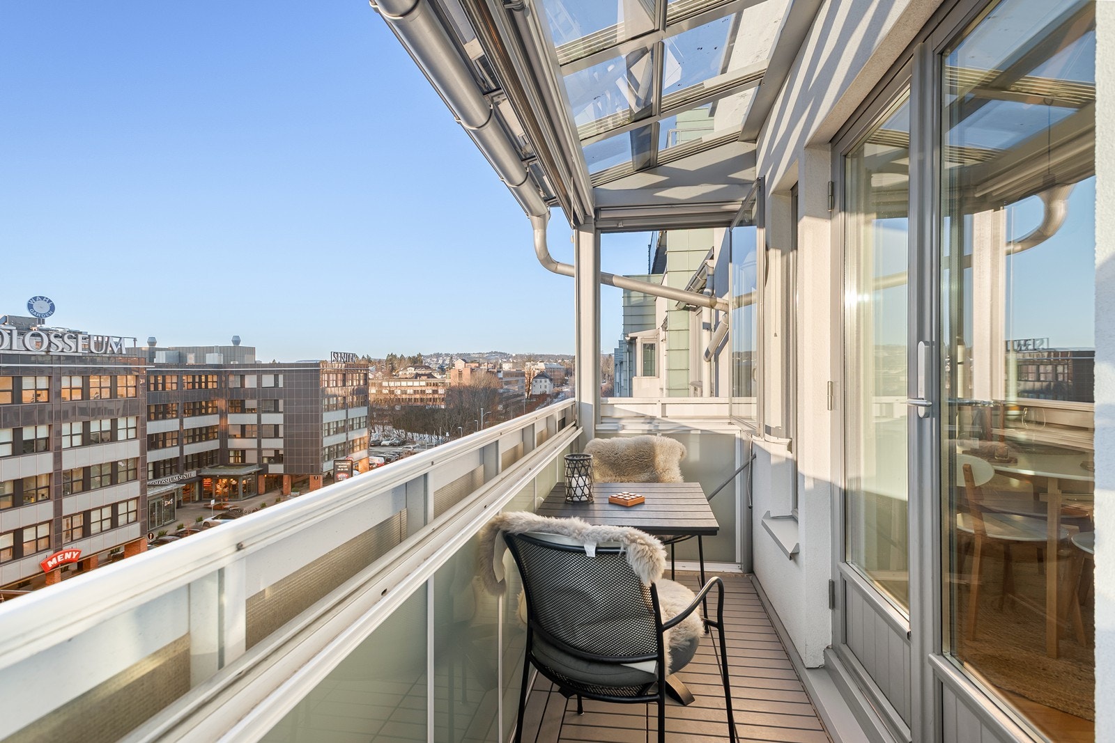 Sydvendt balkong med svært gode solforhold Galleribilde