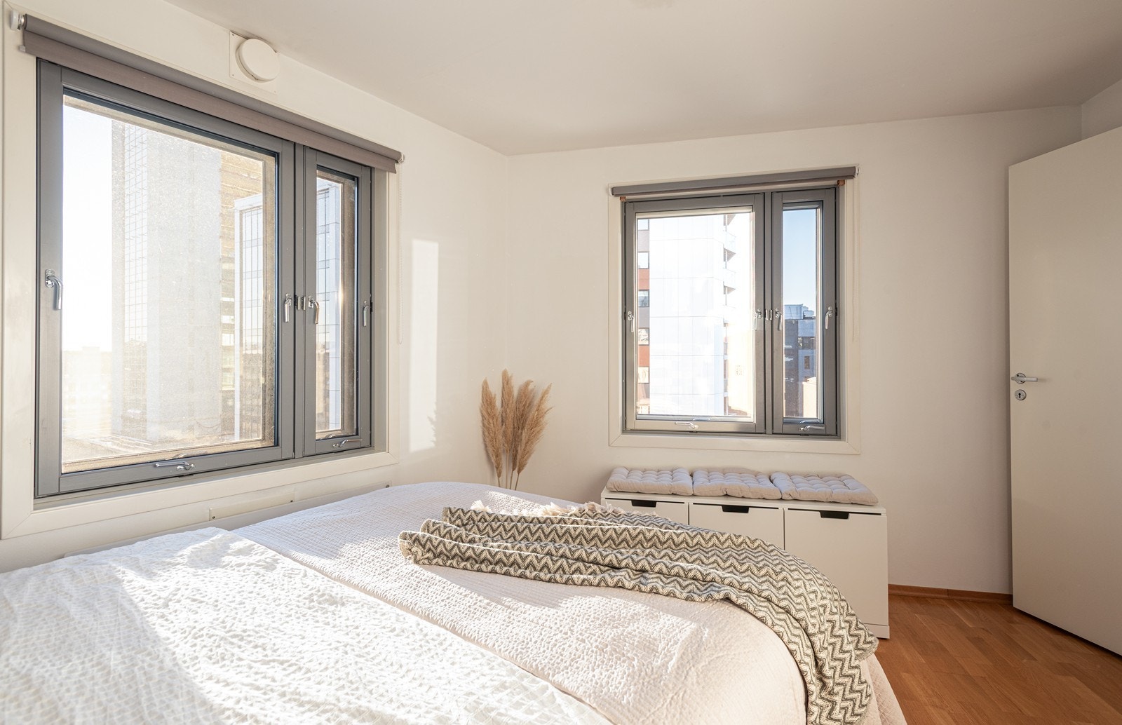 Soverommet ligger på hjørnet med lysinnslipp fra to sider Galleribilde