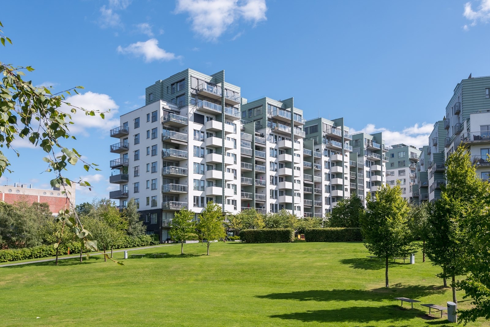 Idyllisk gressplen på baksiden av bygget Galleribilde