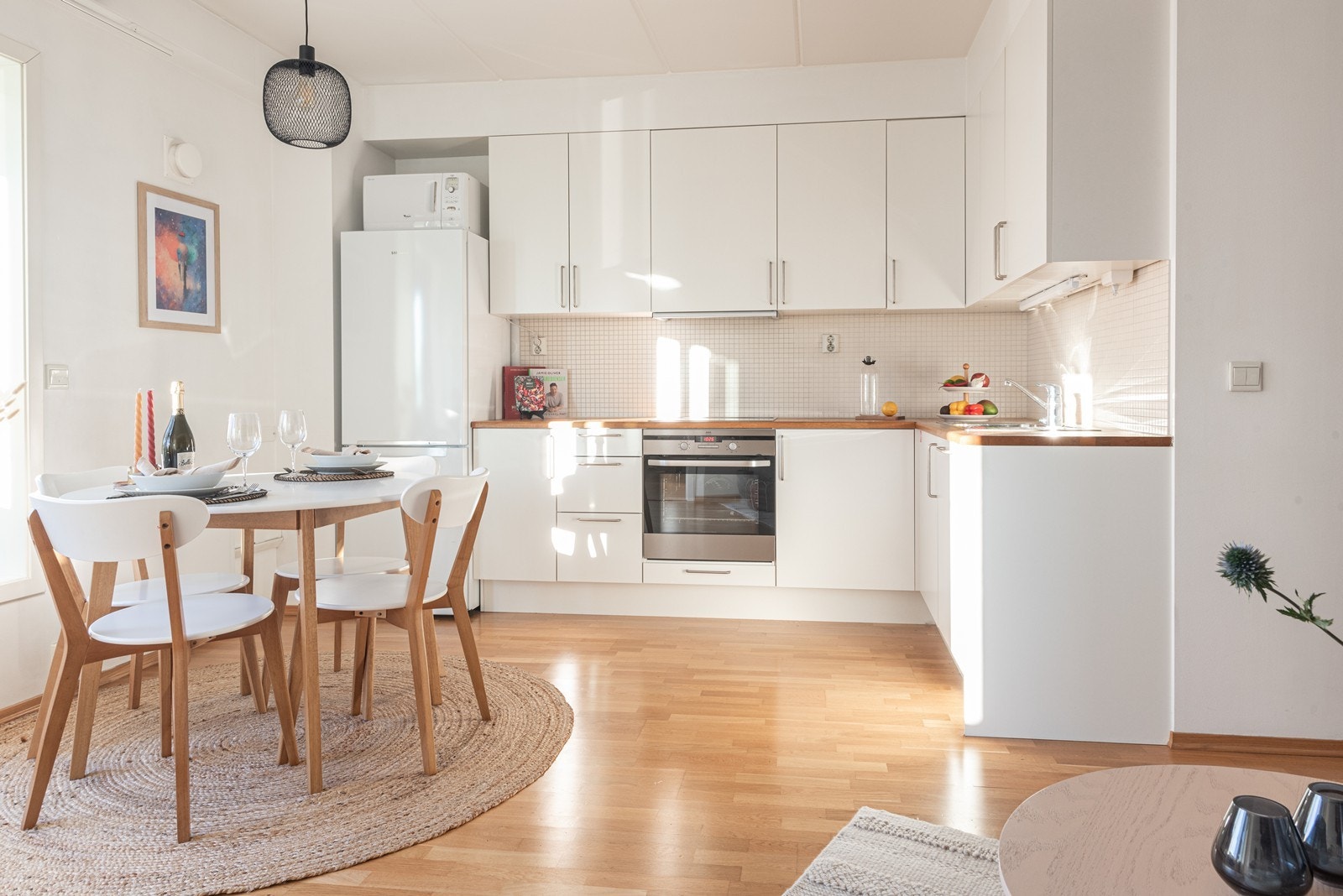 Kjøkkeninnredning fra Norema med glatte laminerte fronter, helter benkeplate med nedsenket oppvaskkum Galleribilde