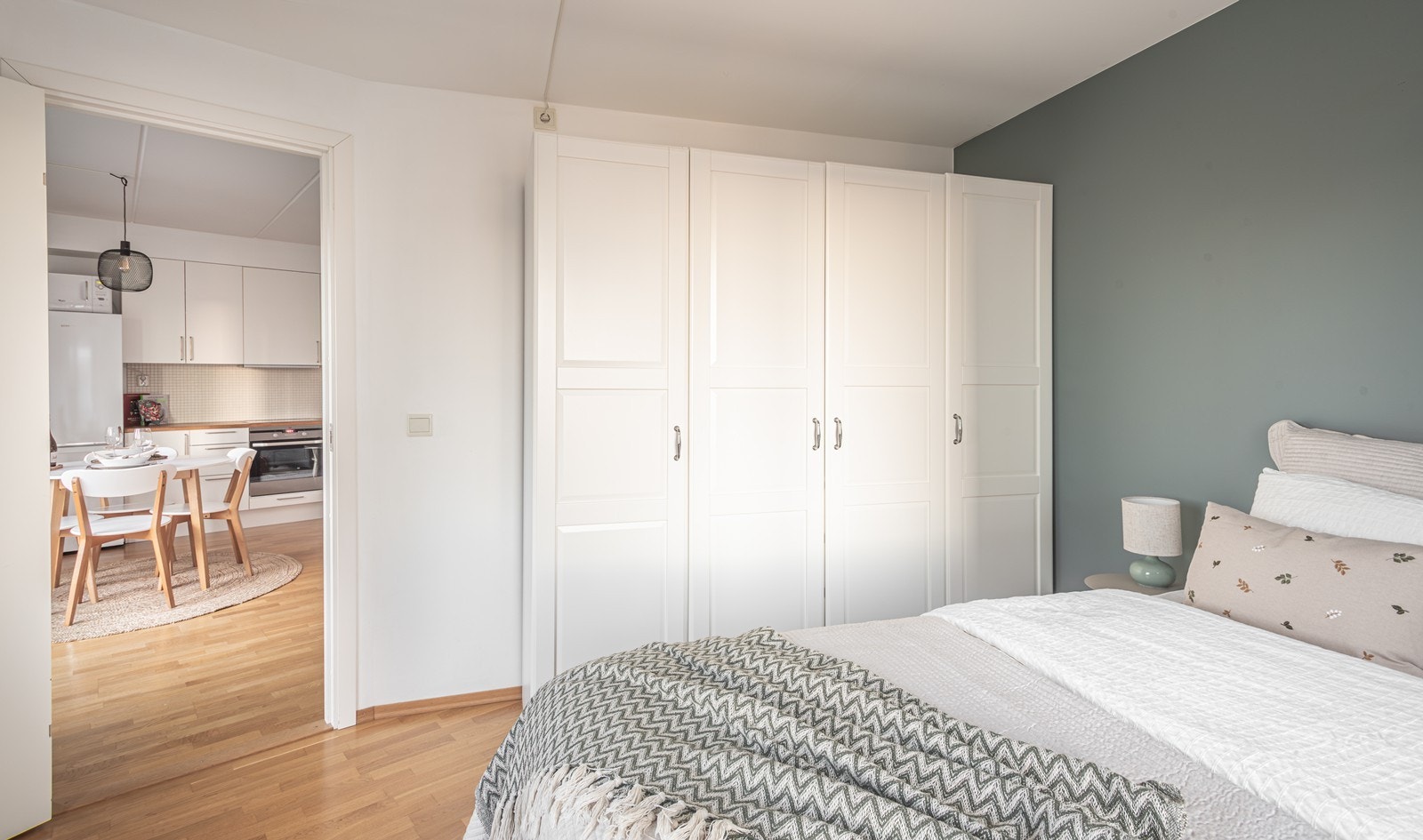 God plass til stort garderobeskap Galleribilde