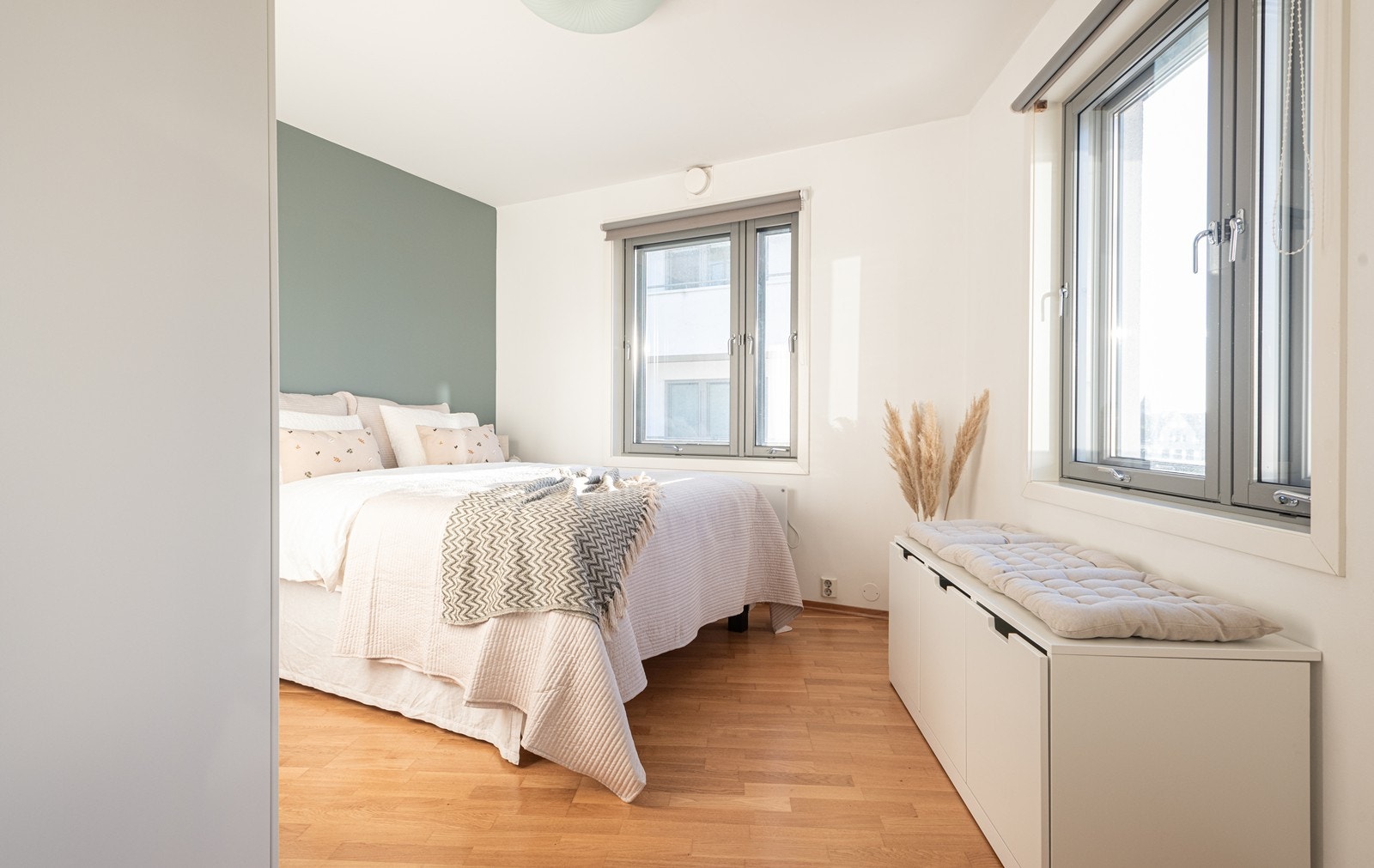 Soverommet har god plass til dobbeltseng og garderobe Galleribilde