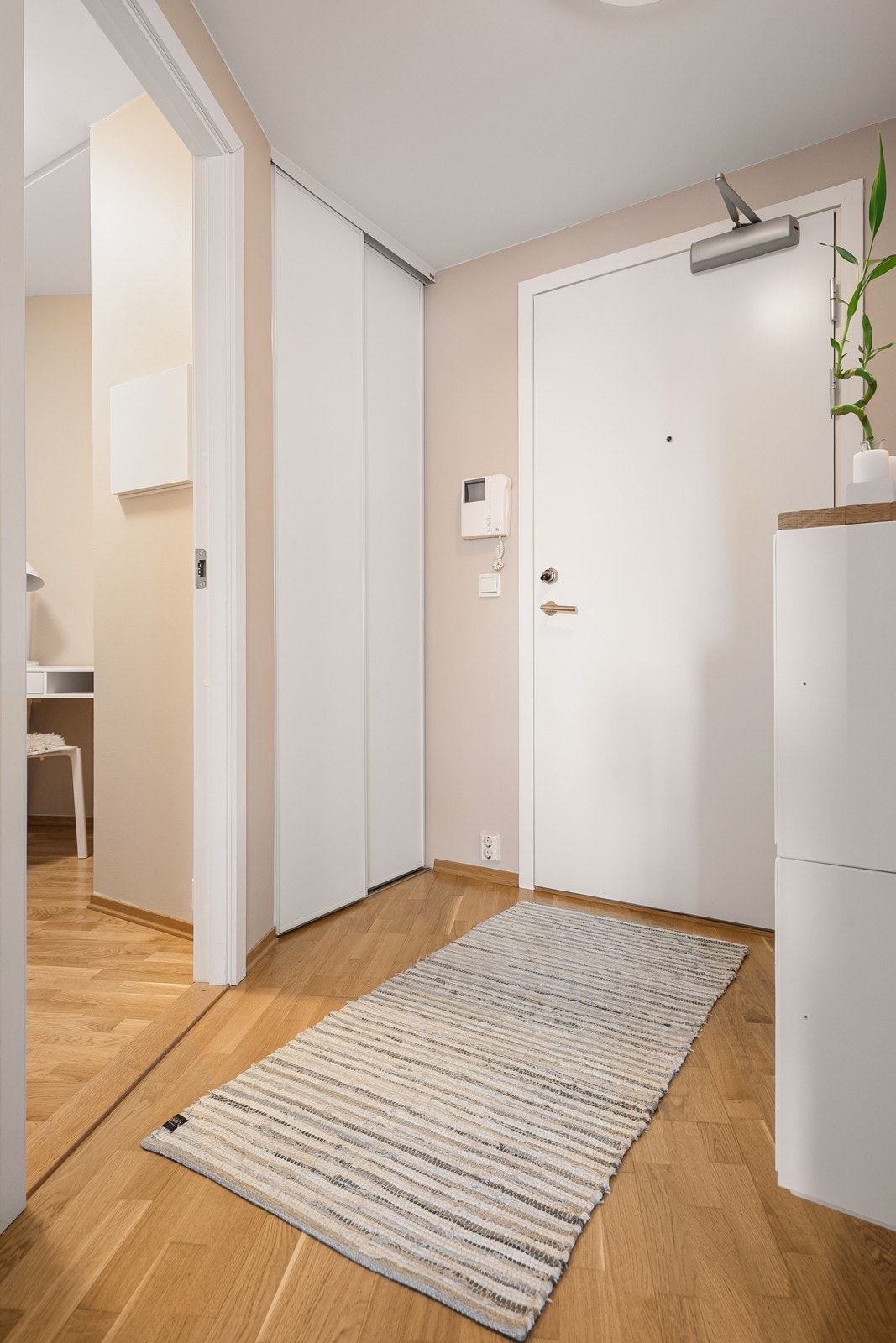 God plass for sko og klesavheng i gangen Galleribilde