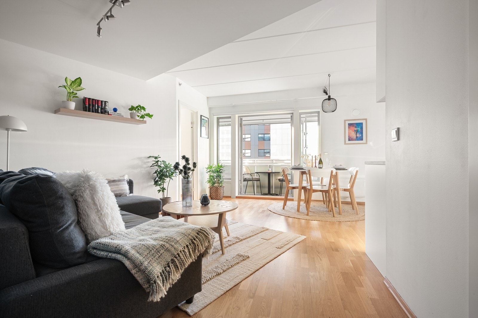 Leiligheten er luftig med rikelig naturlig lysinnslipp og god atmosfære Galleribilde