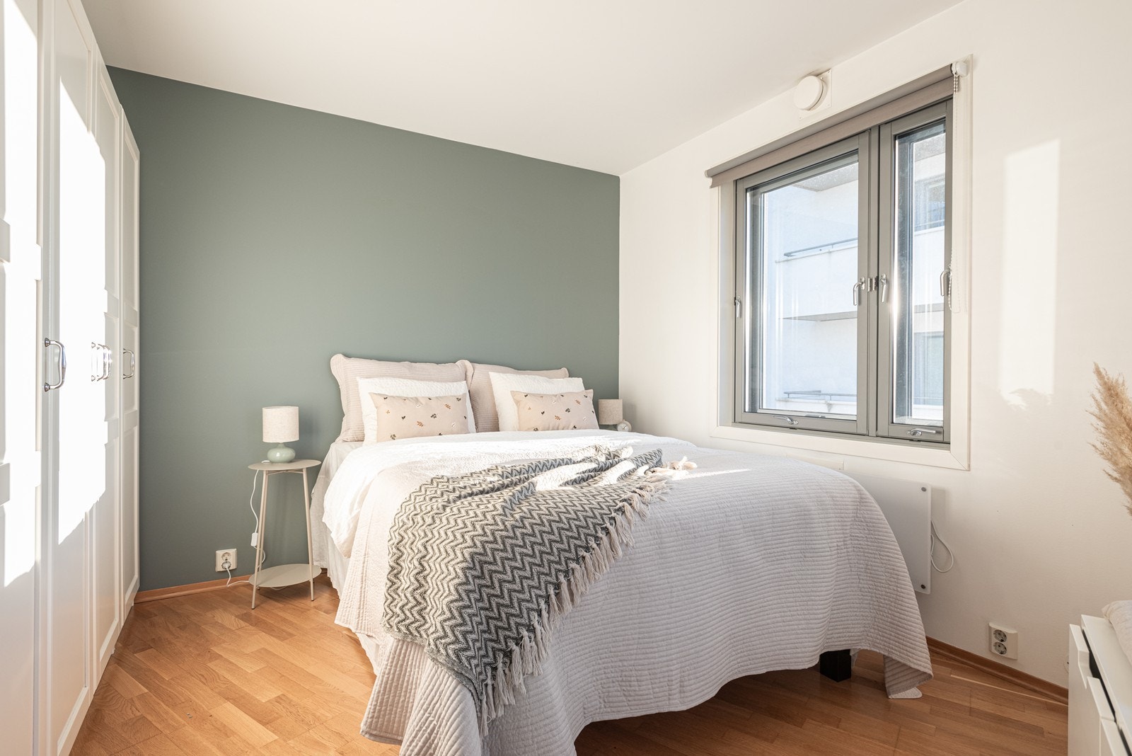 Veggene har en behagelig og lun fargetone som skaper en avslappende atmosfære Galleribilde