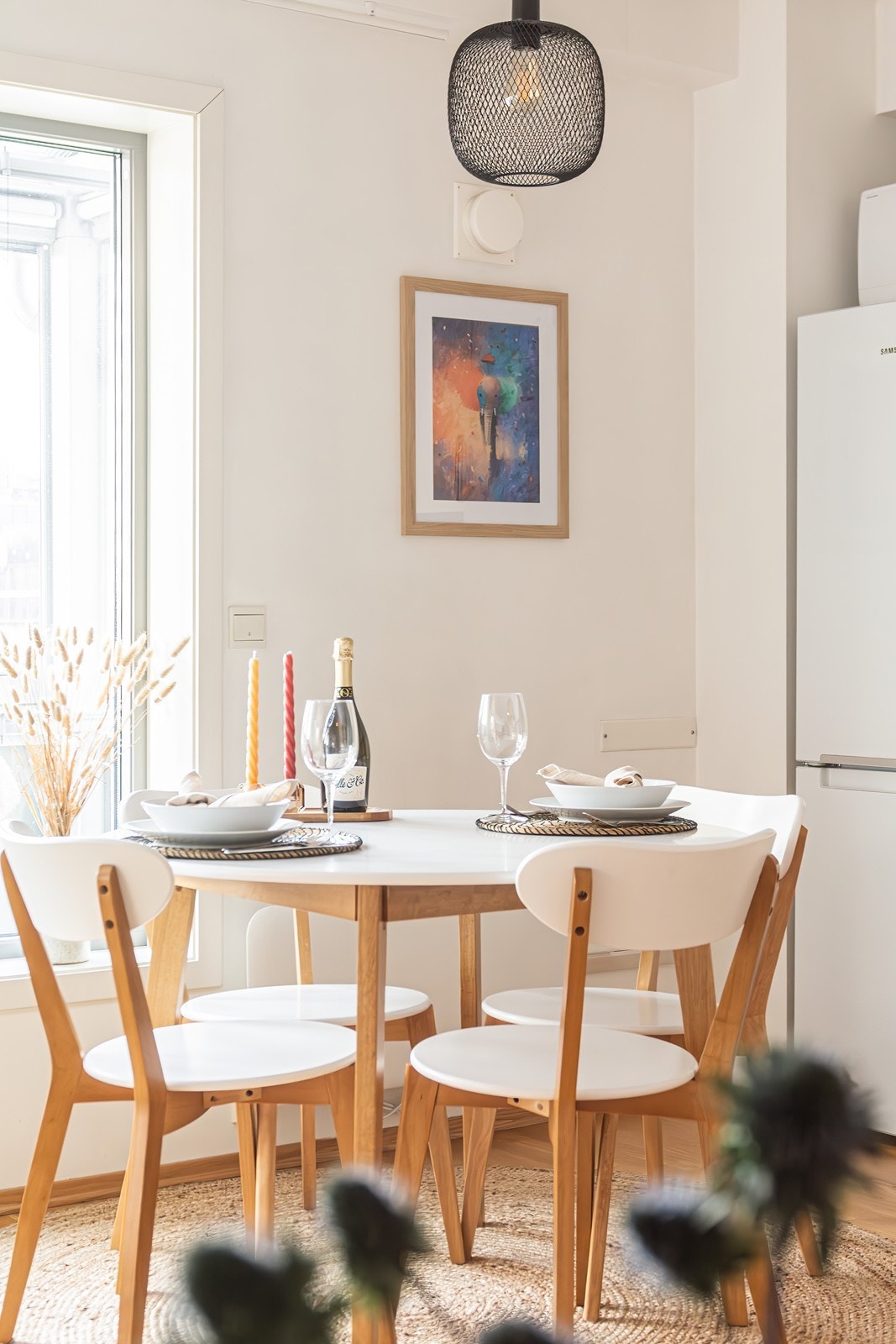 Hyggelig spiseplass med plass til venner og familie Galleribilde