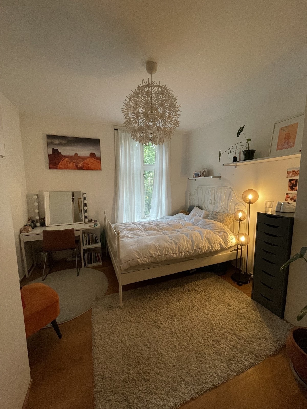 Romslig soverom. Galleribilde