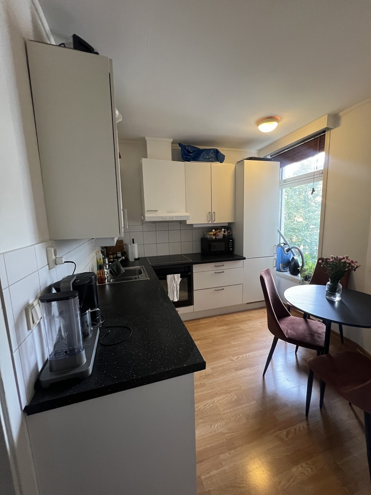 Kjøkken med god oppbevaringsplass. Galleribilde