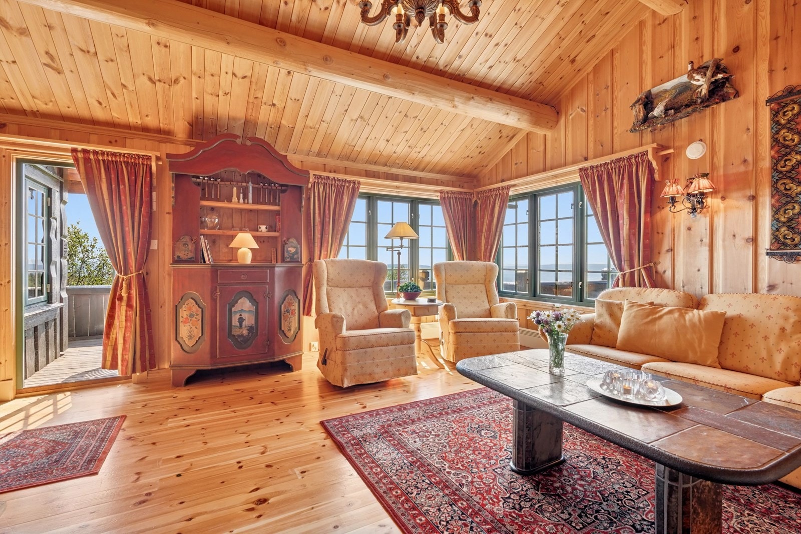 De store vinduene og den gode takhøyden skaper en lys og luftig atmosfære i rommet. Det gjøres oppmerksom på at møblene som vises på bildet i hovedsak er fjernet og ikke medfølger i handelen. Galleribilde