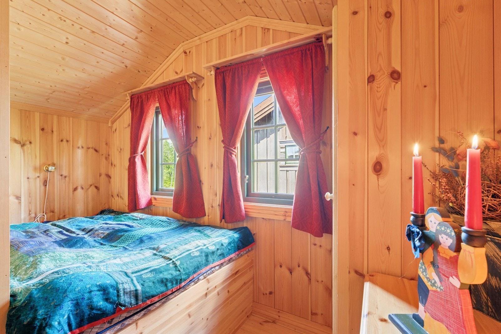 Alle soverommene er romslige, med plass til seng og tilhørende møblement. Galleribilde