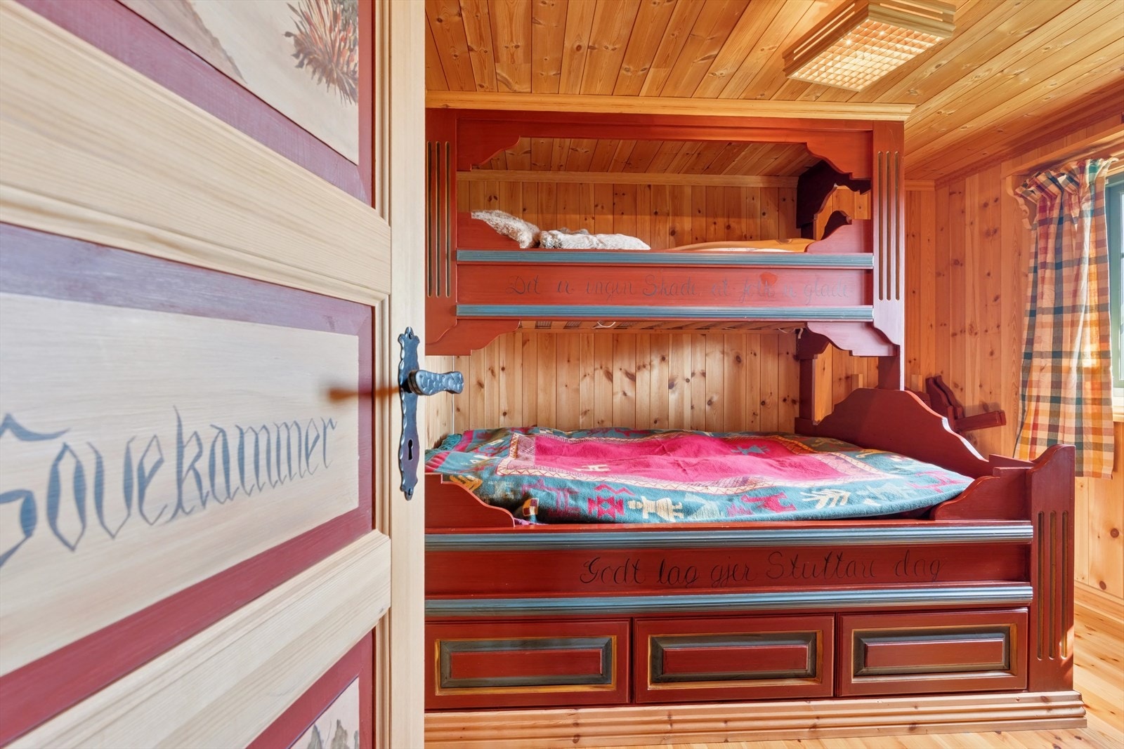 To av soverommene er i dag innredet med familiekøye. Galleribilde