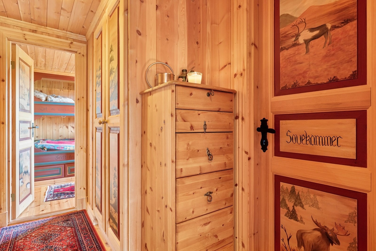 Hytten har fine, malte detaljer på dørene. Galleribilde