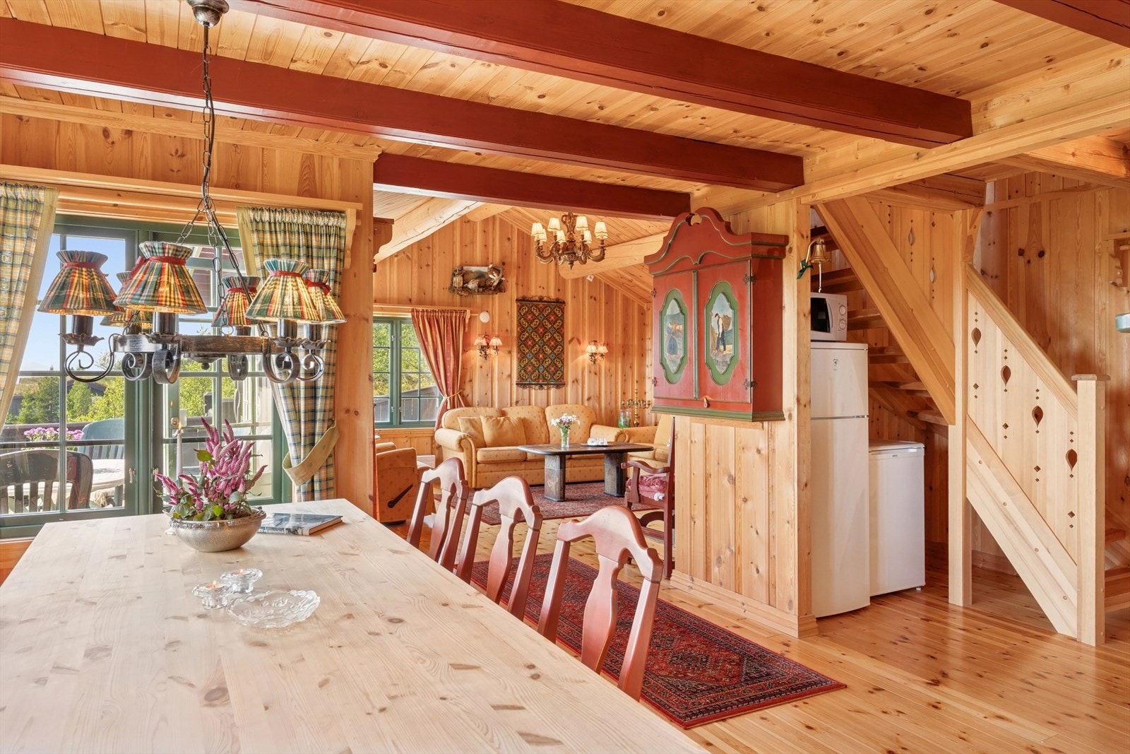 Kjøkkenet, stuen og spisestuen ligger i åpen løsning, noe som gjør det enkelt å kombinere matlaging med sosialt samvær. Galleribilde