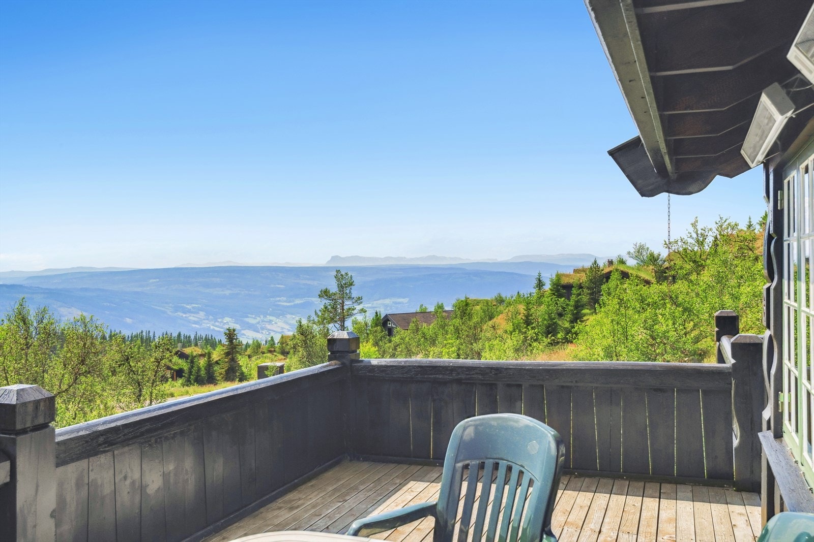 Fritidseiendommen befinner seg på ca. 1020 moh, dette gir en fantastisk utsikt over dalen og fjellene rundt. Galleribilde