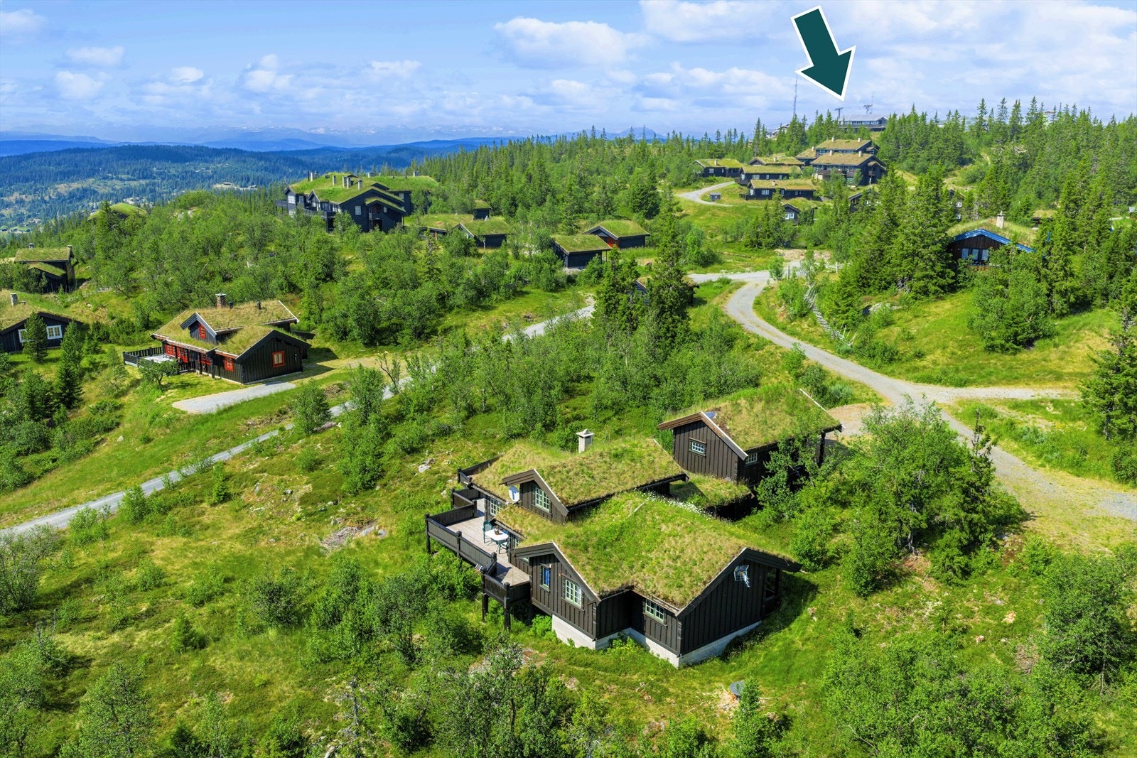 Pilen på bildet viser den korte avstanden hytten har til toppen av skiheisen. Galleribilde