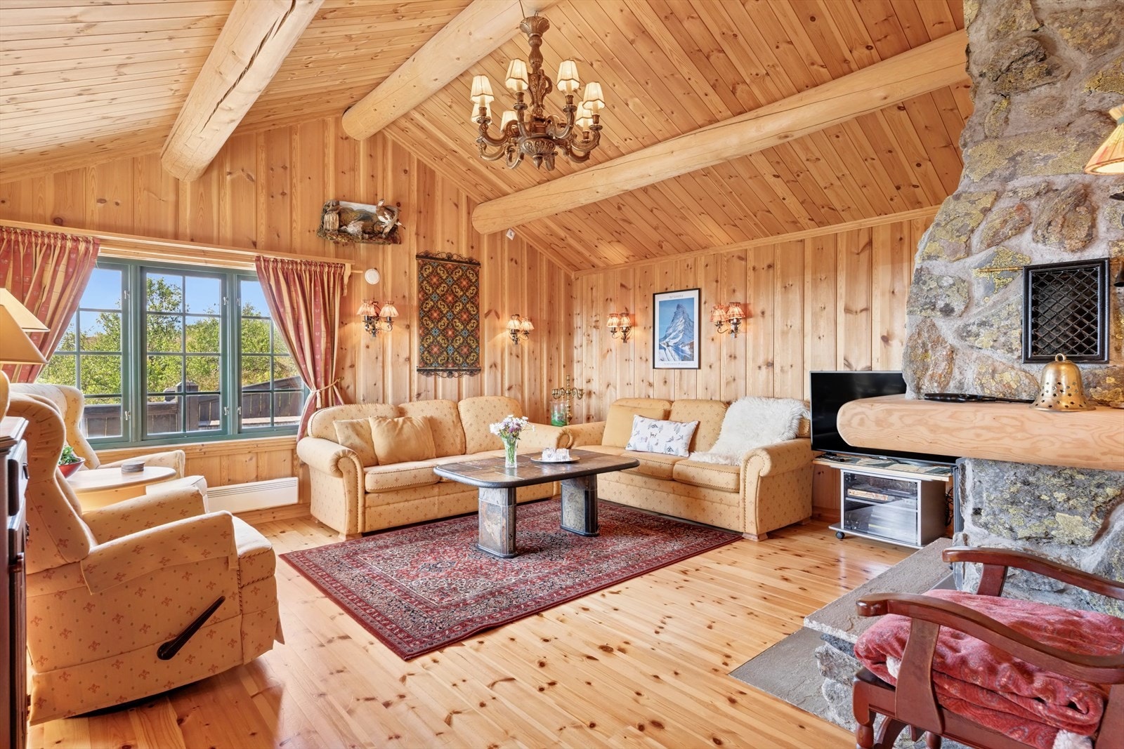 Stueområdet er åpent og romslig, med flere soner som gir gode møbleringsmuligheter. Det gjøres oppmerksom på at møblene som vises på bildet i hovedsak er fjernet og ikke medfølger i handelen. Galleribilde