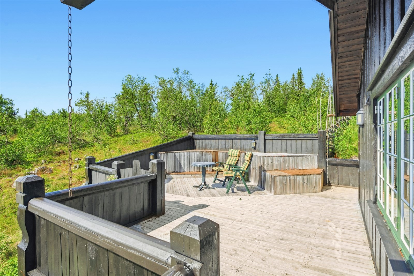Den romslige terrassen ca. på 70 kvm strekker seg rundt tre sider av hytten. Galleribilde