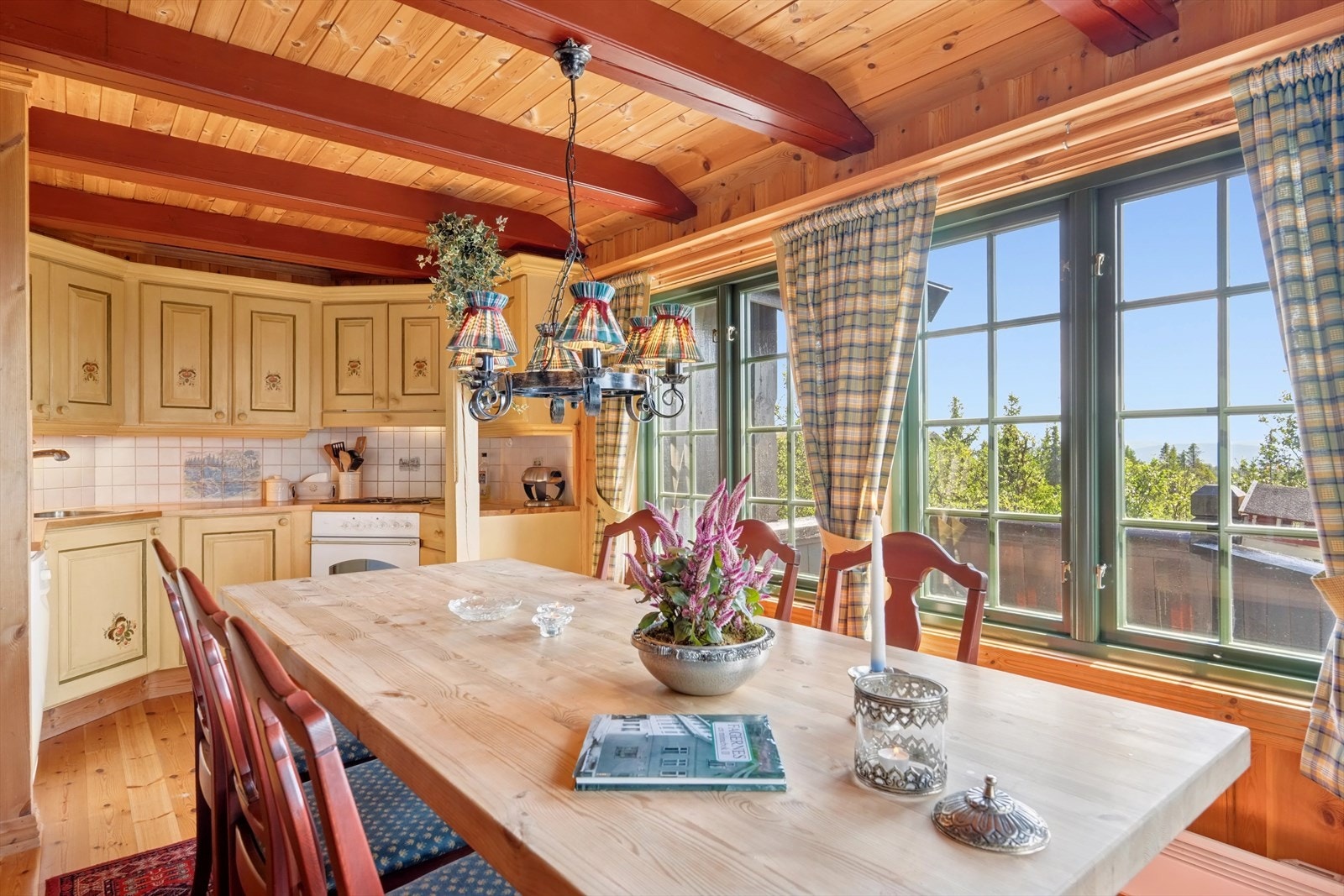 Spisestuebordet er praktisk plassert i sonen mellom stuen og kjøkkenet. Det gjøres oppmerksom på at spisebord og stoler er fjernet og medfølger ikke i handelen. Galleribilde