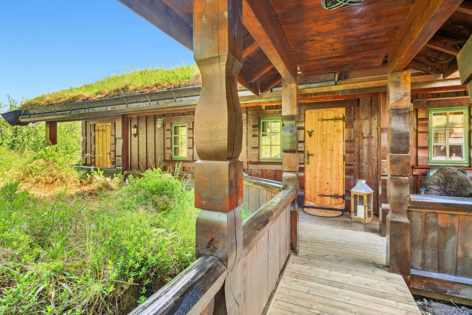 Du ønskes velkommen inn via et pent, overbygd inngangsparti med plass til hagemøbler. Galleribilde