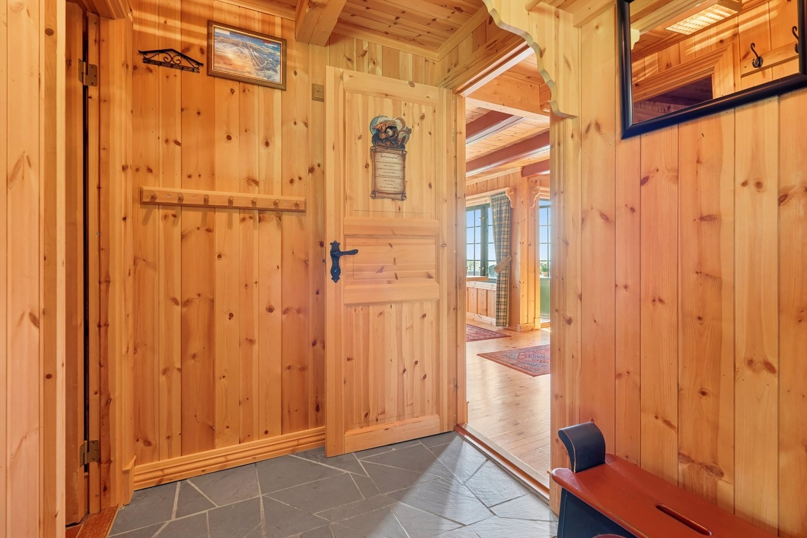 Vel innenfor døren blir du møtt av en entré med god plass til yttertøy og sko. Galleribilde