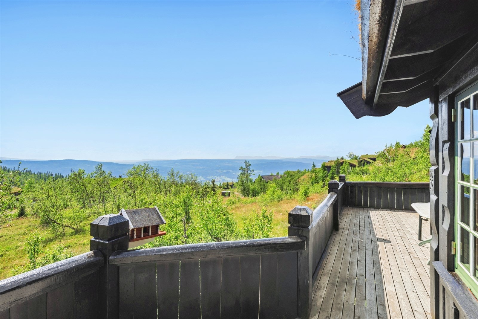 Fritidseiendommen er omgitt av et fantastisk helårsturterreng, samt et åpent og solrikt miljø. Galleribilde