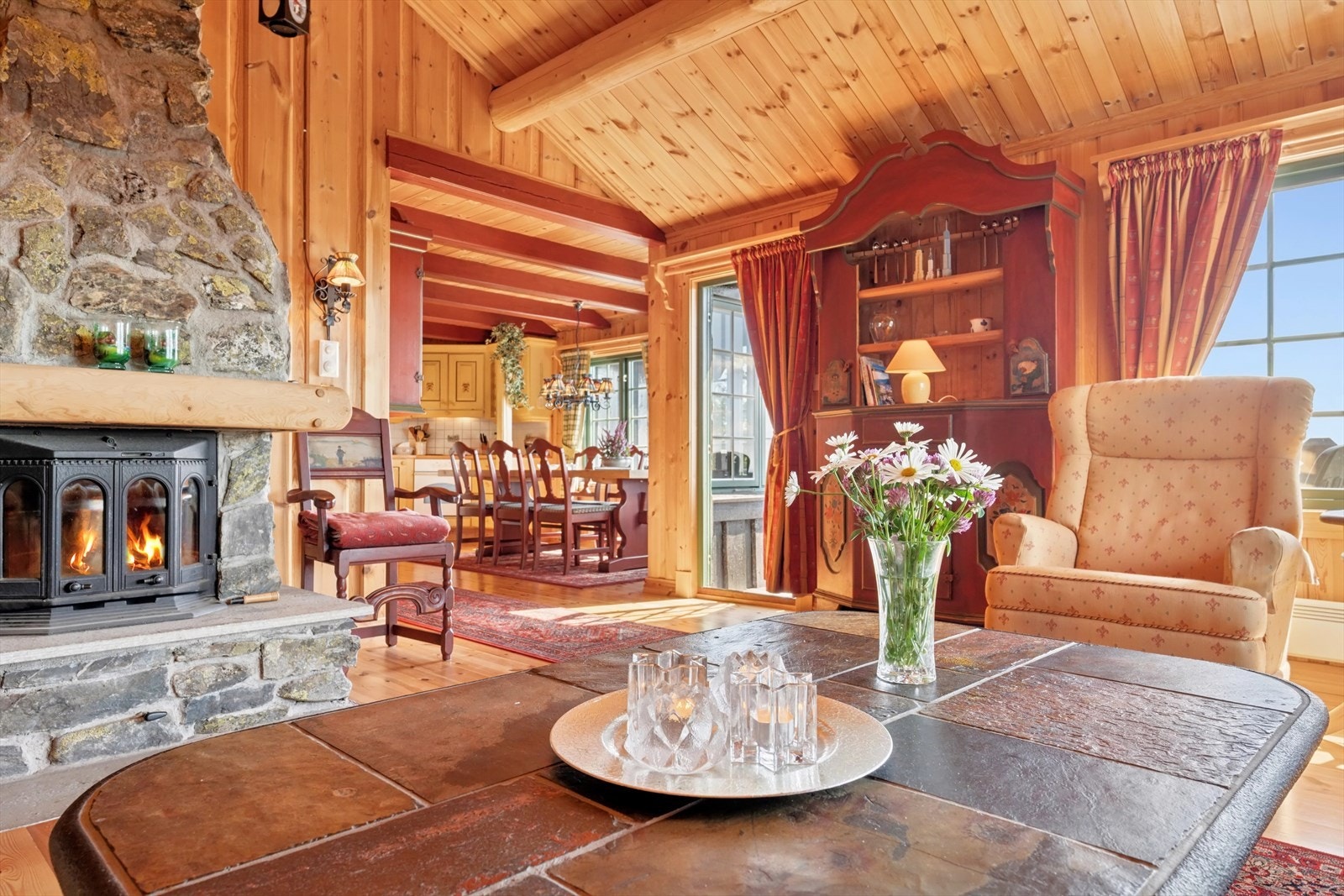 I stuen er det også en solid murt peis med innsats som setter den riktige stemningen og varmer godt etter en lang dag i bakken. Galleribilde