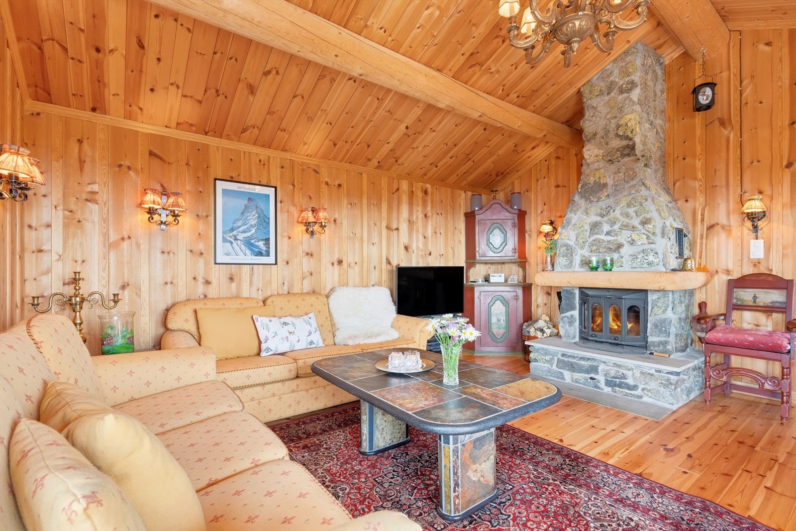 Det er god plass til en sofagruppe, samt medie- og oppbevaringsmøblement. Galleribilde