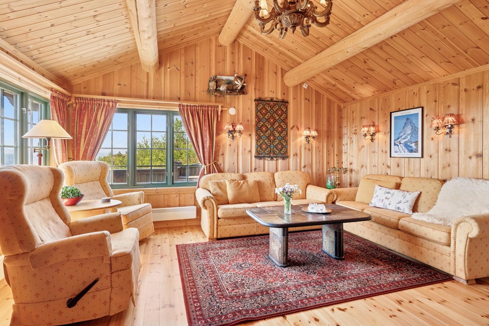 Luftig og romslig stue som fremstår som et naturlig samlingssted for familie og venner. Det gjøres oppmerksom på at møblene som vises på bildet i hovedsak er fjernet og ikke medfølger i handelen. Galleribilde