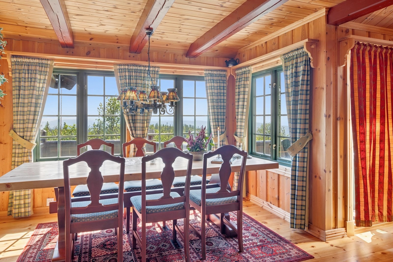 Her er det god plass til et langbord hvor du kan samle venner og familie til sosiale sammenkomster. Galleribilde