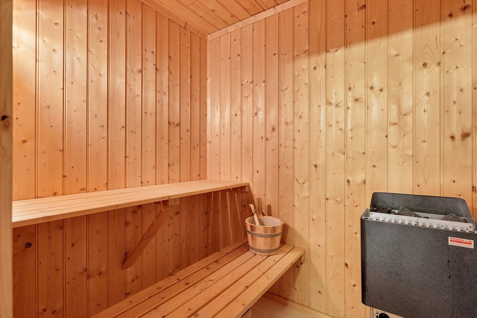 Badet har tilgang til en deilig badstue, innredet med plassbygde trebenker og elektrisk badstueovn. Galleribilde