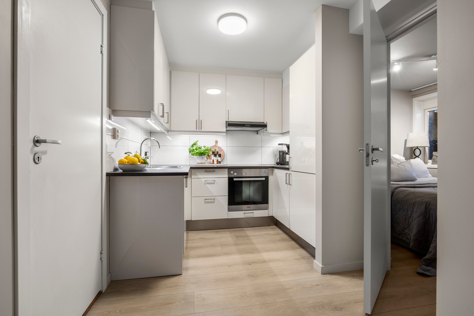 Det er integrert kjøleskap, stekeovn og oppvaskmaskin, samt nedfelt platetopp. Ventilator med mekanisk avtrekk over platetopp. Galleribilde