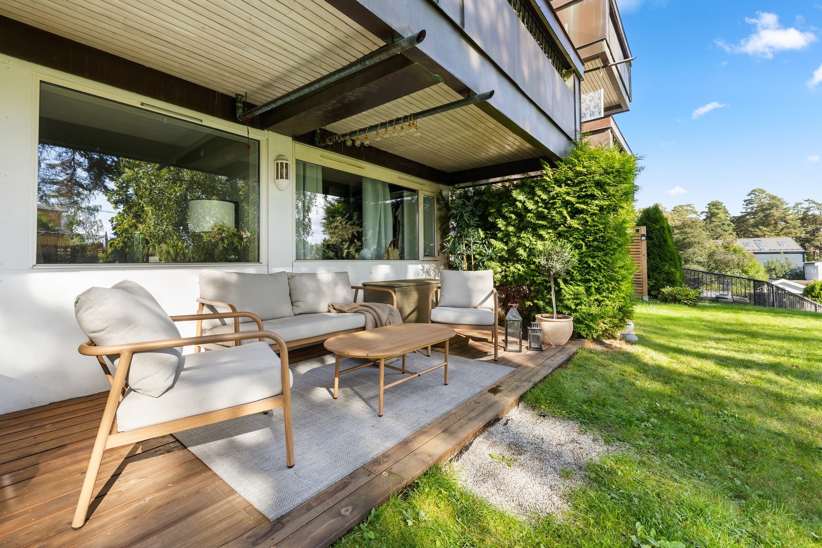 Her er det god plass til å innrede med ønsket utemøblement, i tillegg til at det er direkte adkomst til en frodig felleshage. Galleribilde