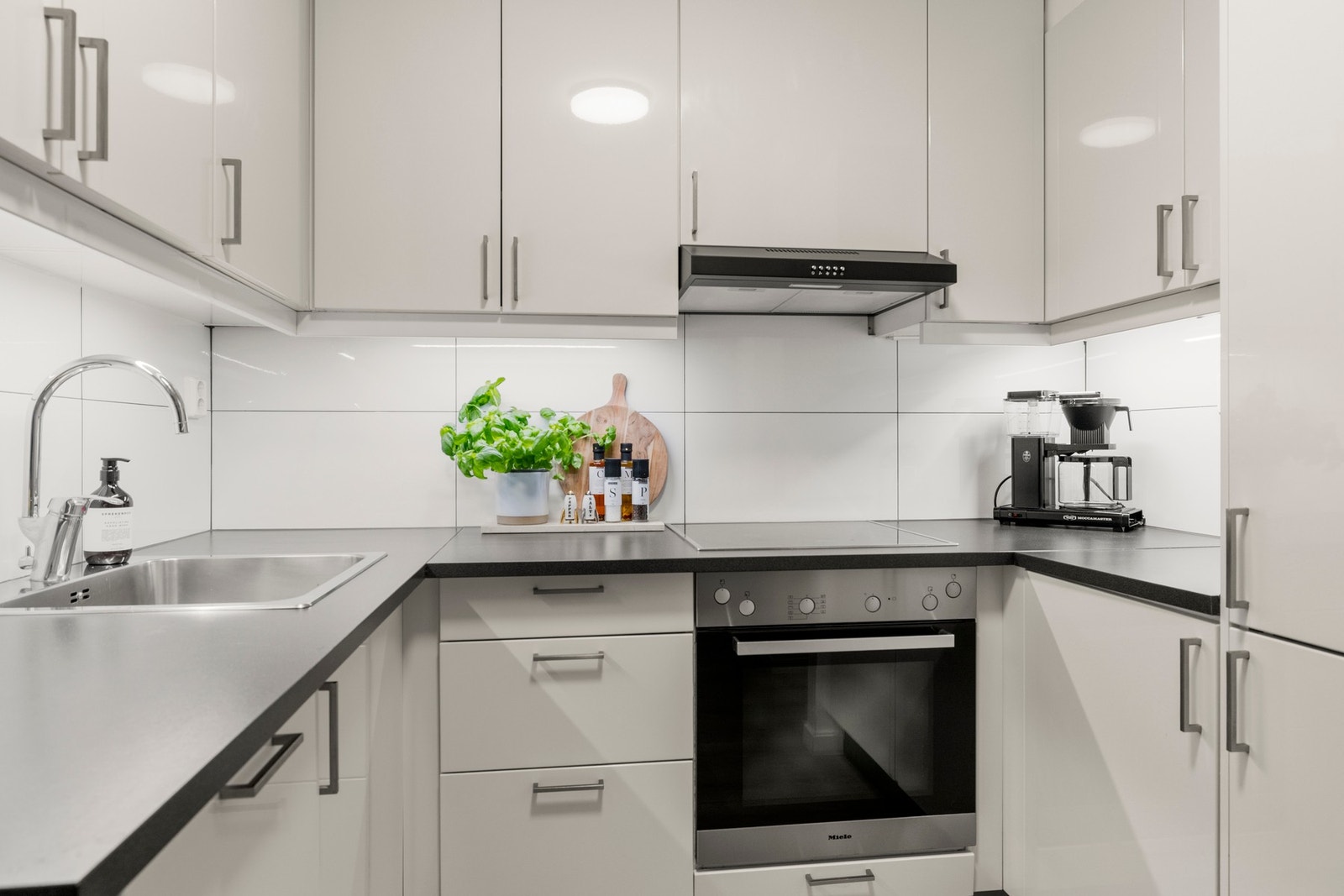 Det er en fin kombinasjon av skap- og benkeplass for både oppbevaring og matlaging. Galleribilde