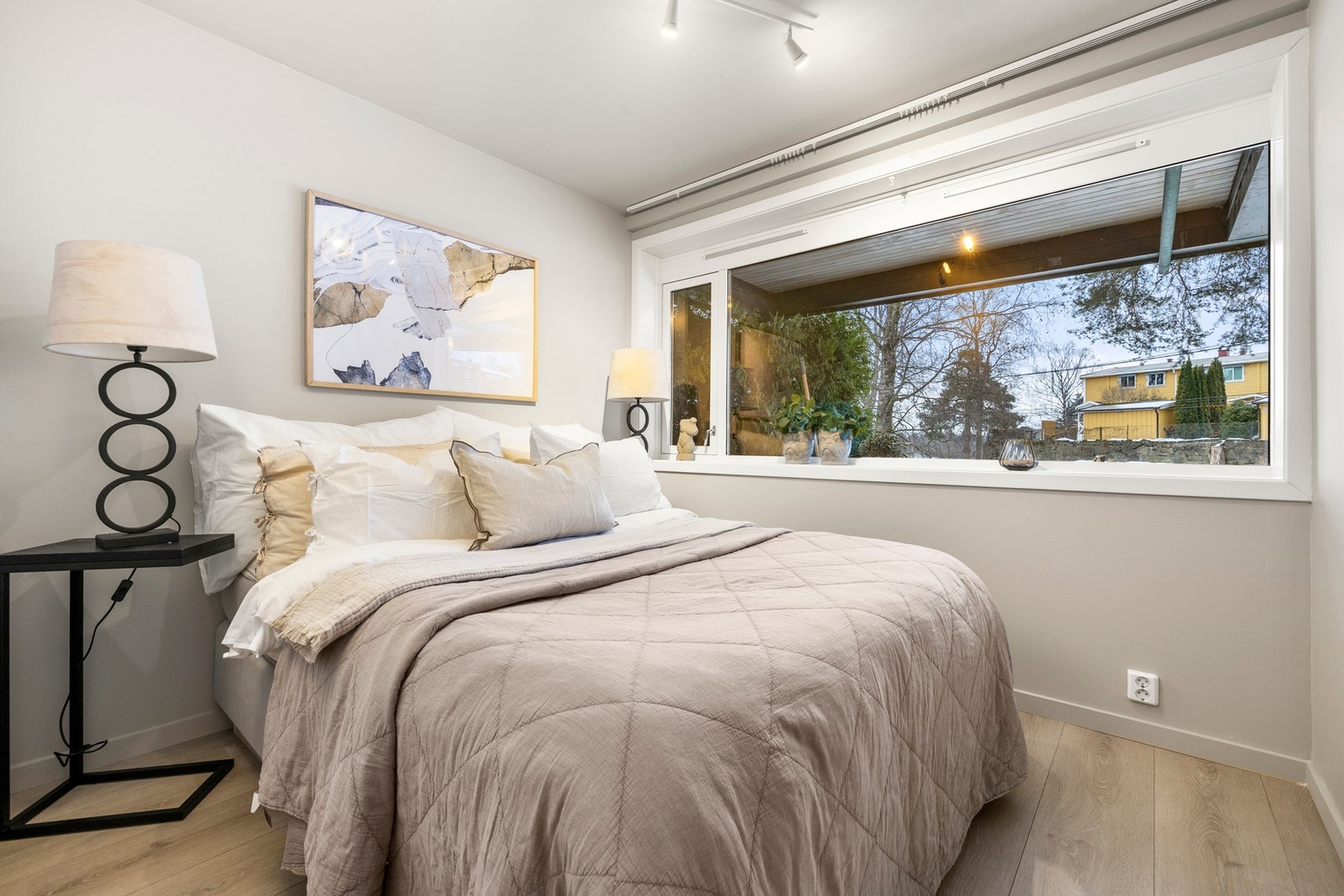 Innbydende soverom med god plass. Galleribilde