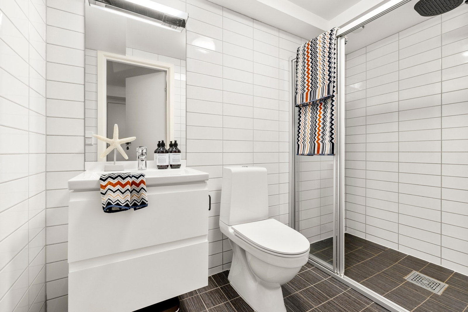 Badet har gulvvarme og opplegg for vaskemaskin. Galleribilde