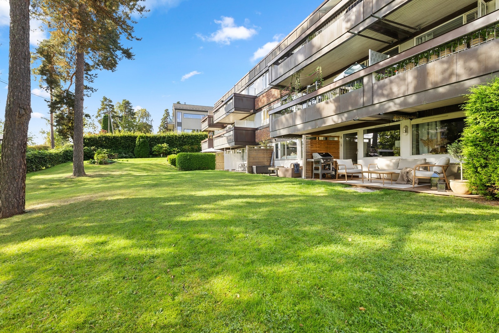 Tomten er pent opparbeidet med frodige grøntarealer. Galleribilde