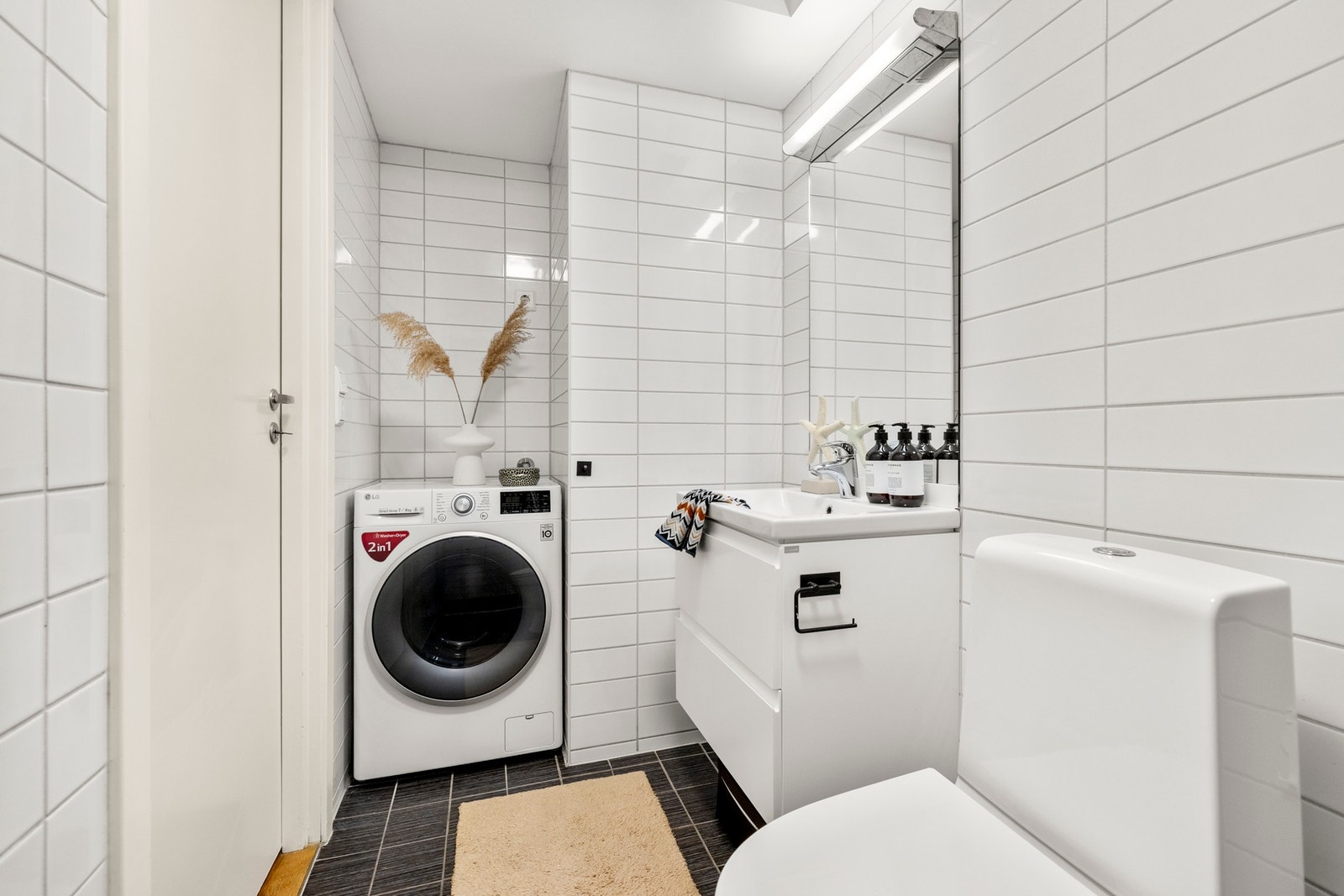 Videre har leiligheten et helfliset bad fra 2008. Galleribilde