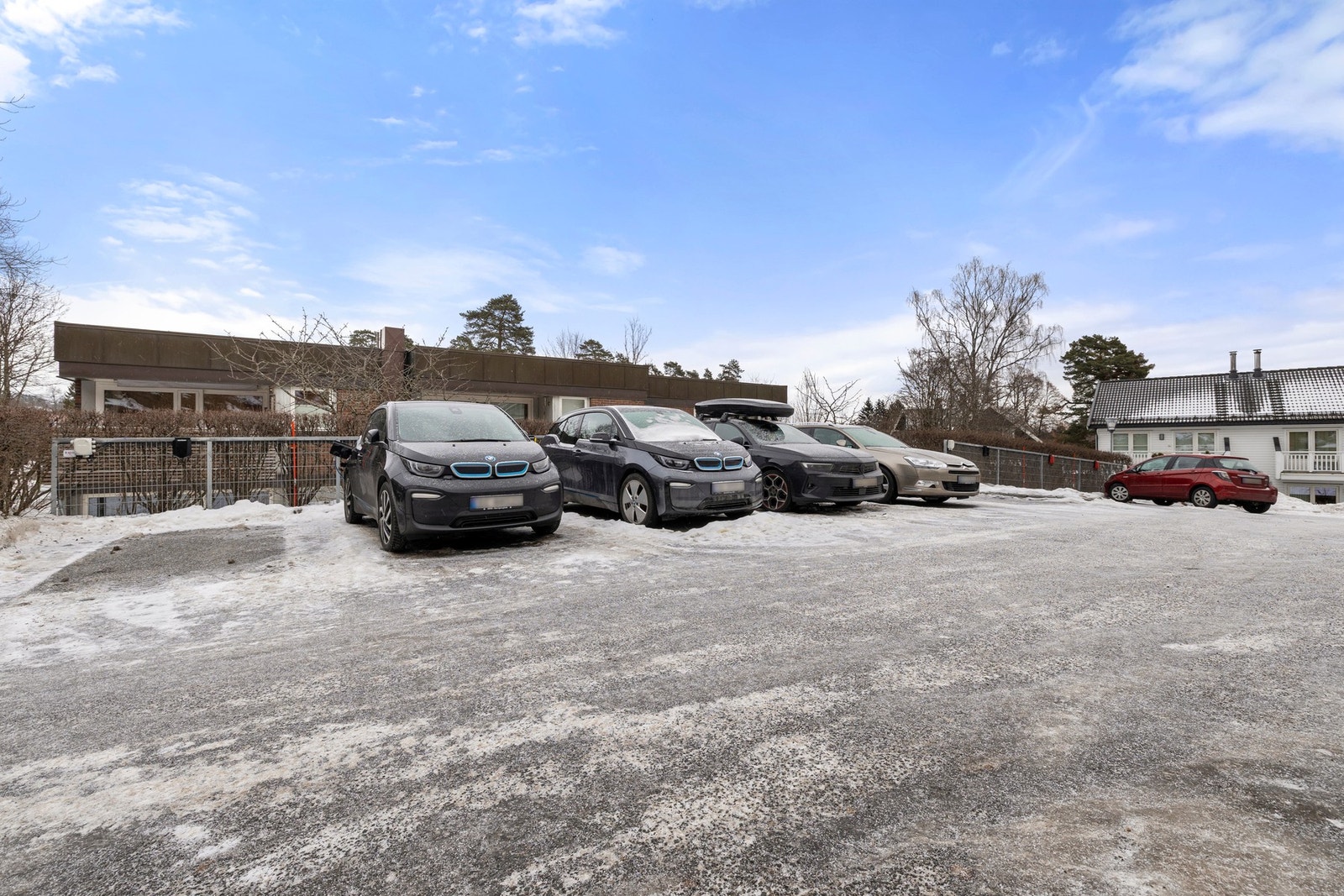 Det er mulighet for parkering i sameiet på felles parkeringsplass etter førstemann-til-mølla prinsippet. Galleribilde