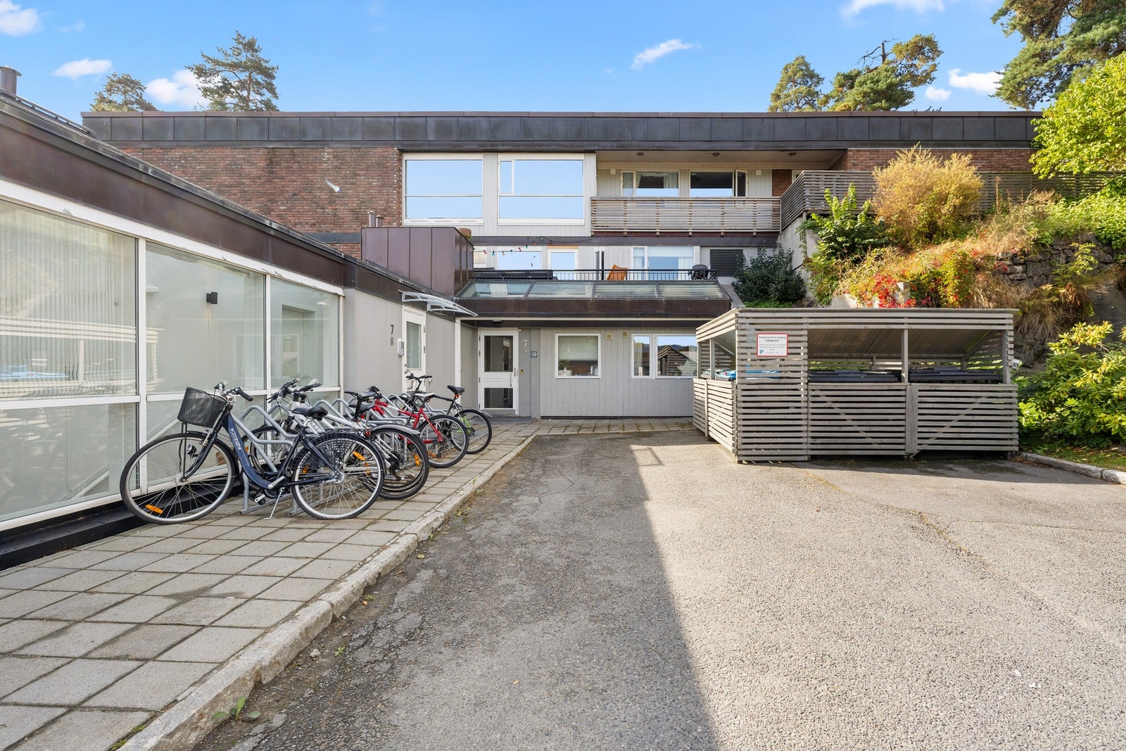 Det er felles sykkelparkering. Galleribilde