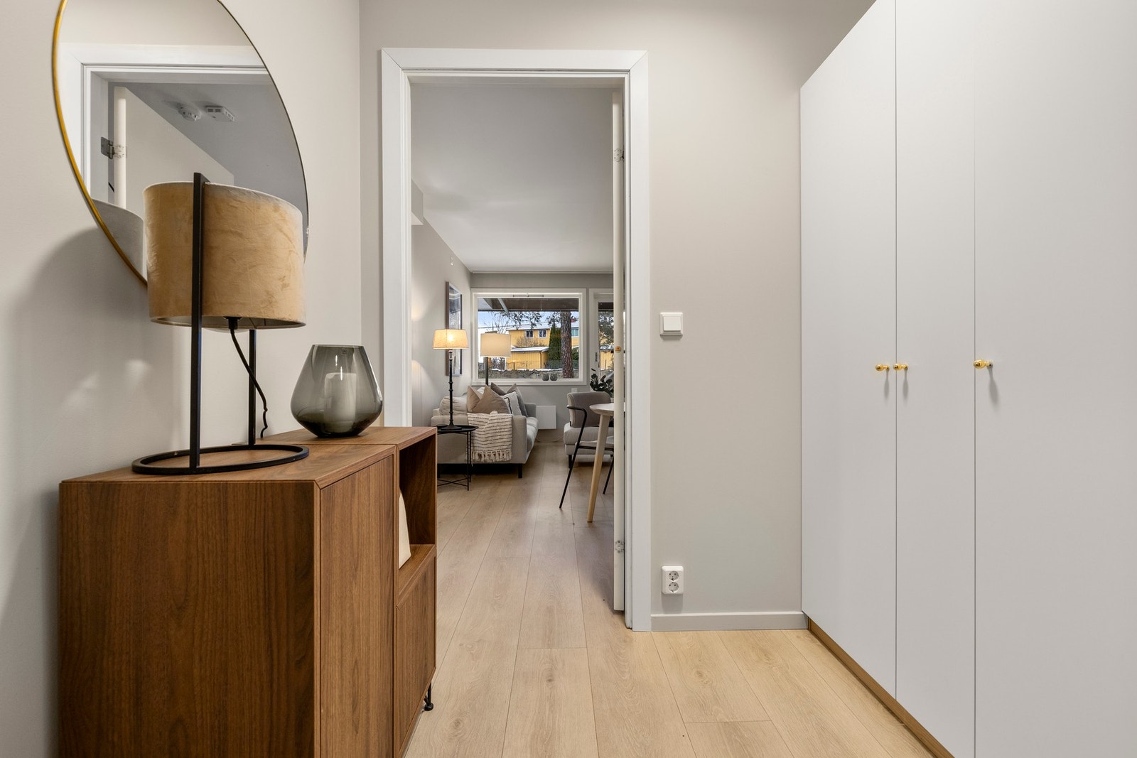 Pen entré med god oppbevaringpslass. Galleribilde