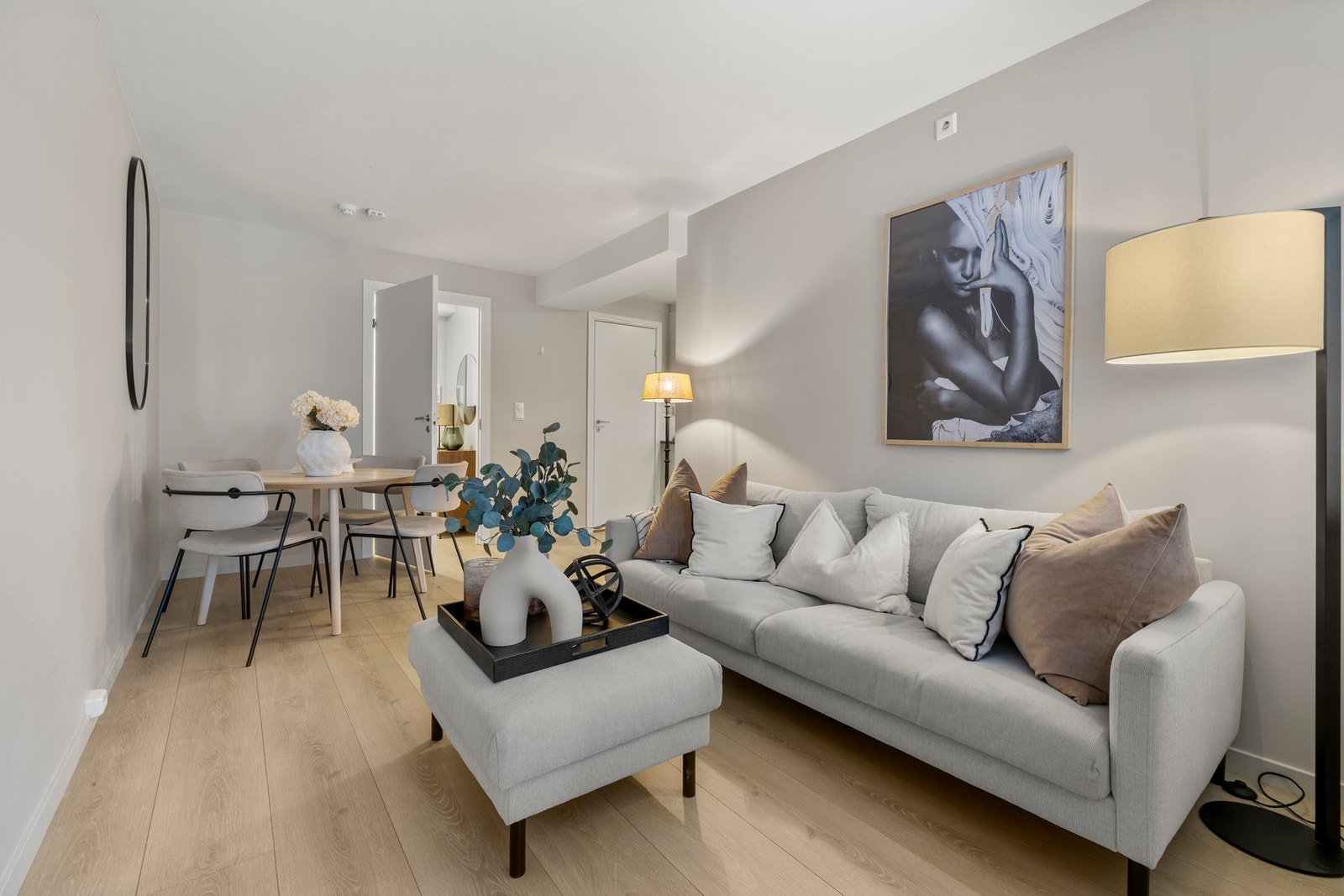 Overflatene er malt i en moderne og behagelig fargetone. Galleribilde