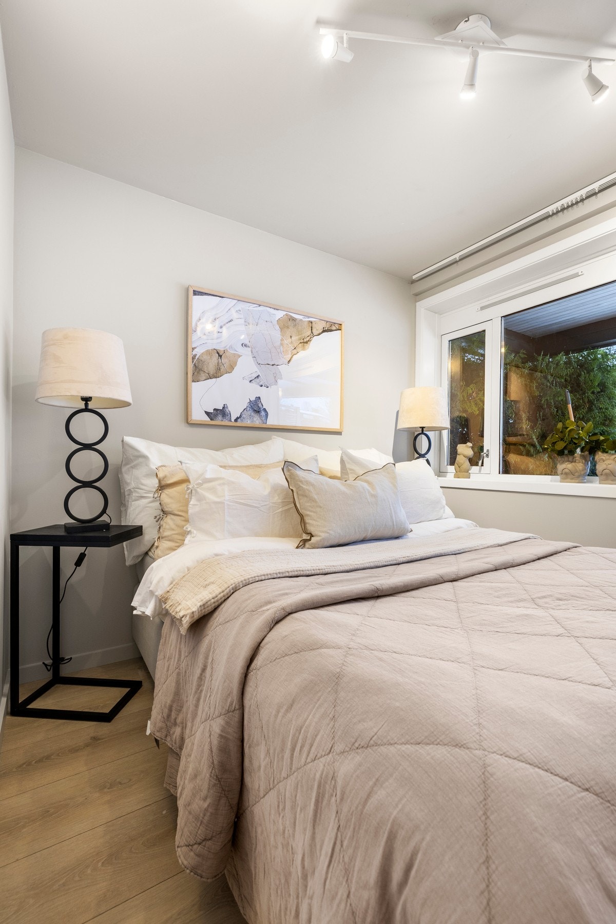 Her kan man innrede med stor seng og tilhørende nattbord på hver side. Galleribilde