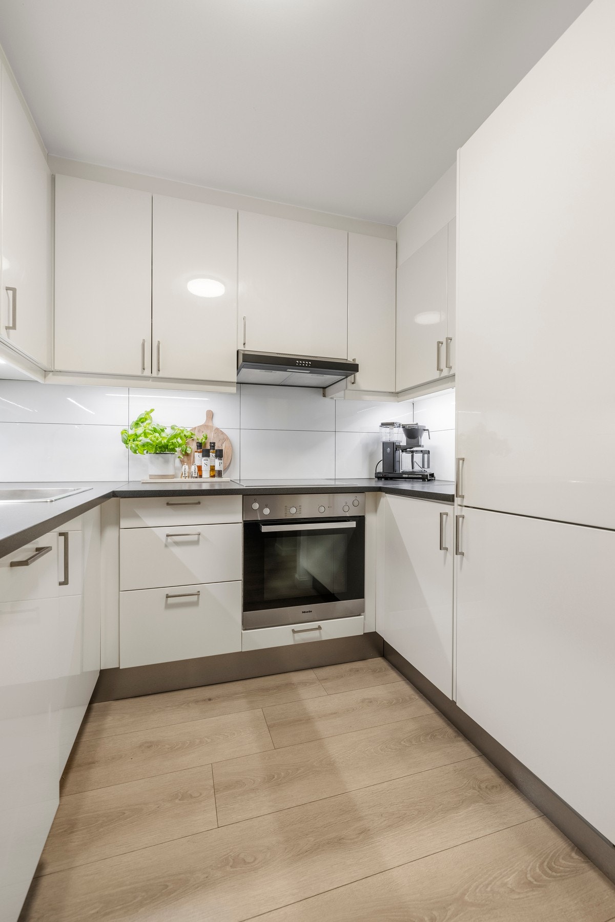 Innredningen har slette fronter og benkeplater av laminat med nedfelt oppvaskkum. Galleribilde