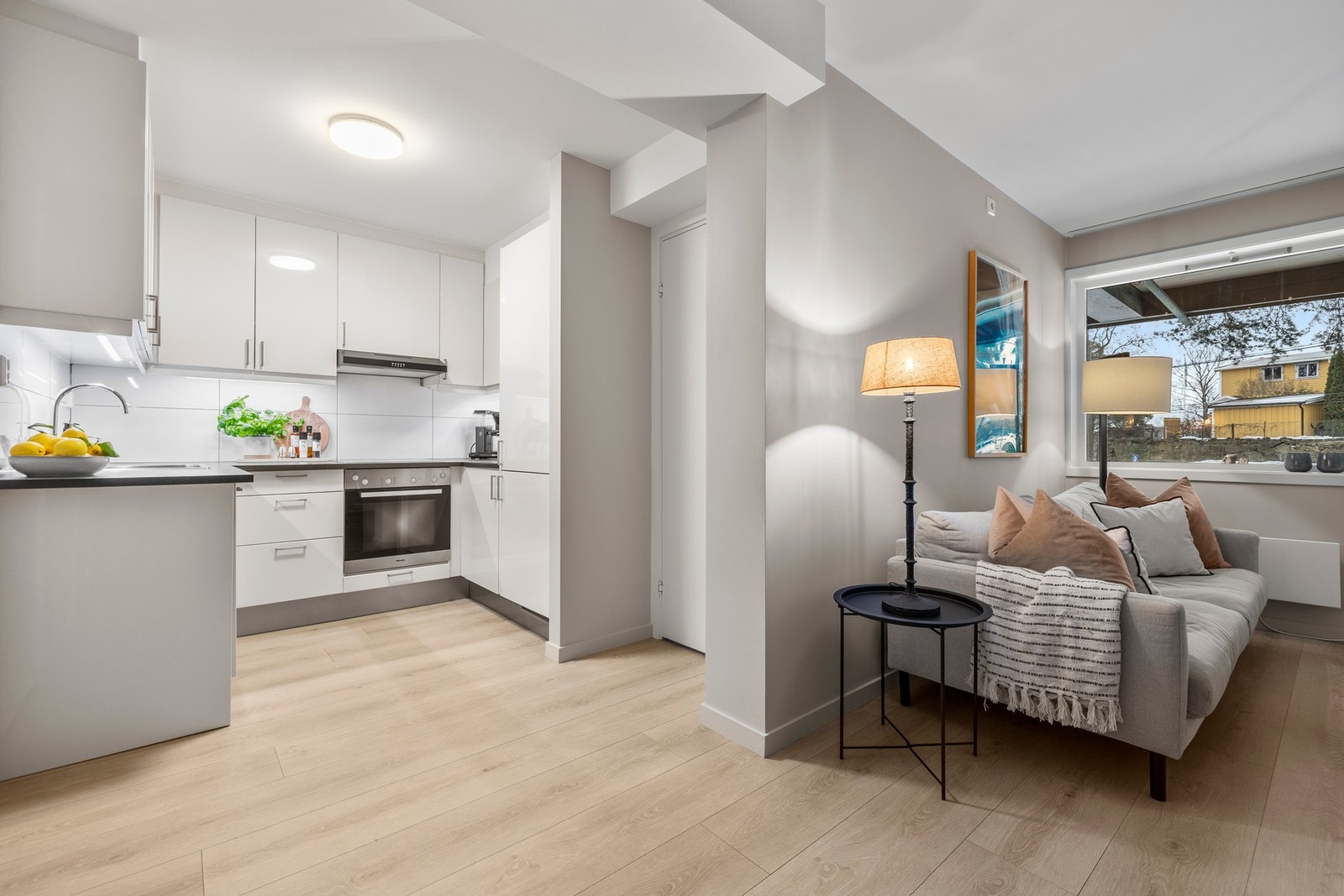 Sosial åpen planløsning skaper et stort allrom. Galleribilde