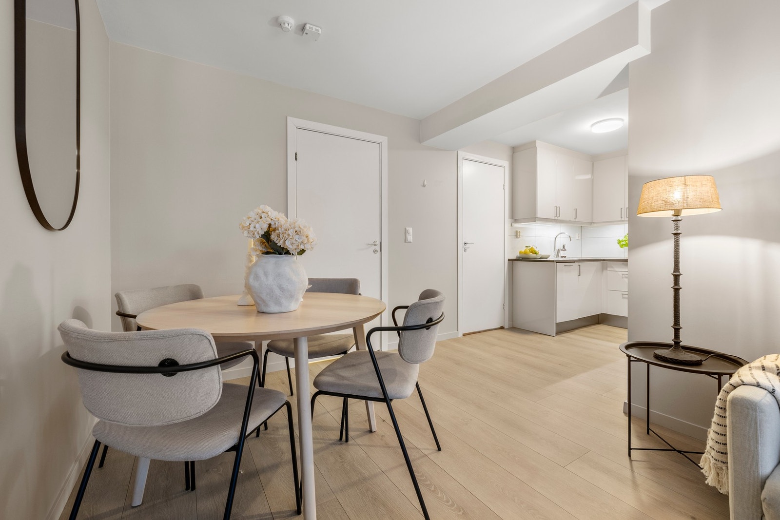 God plass til å innrede med spisebord mellom stuen og kjøkkenet. Galleribilde