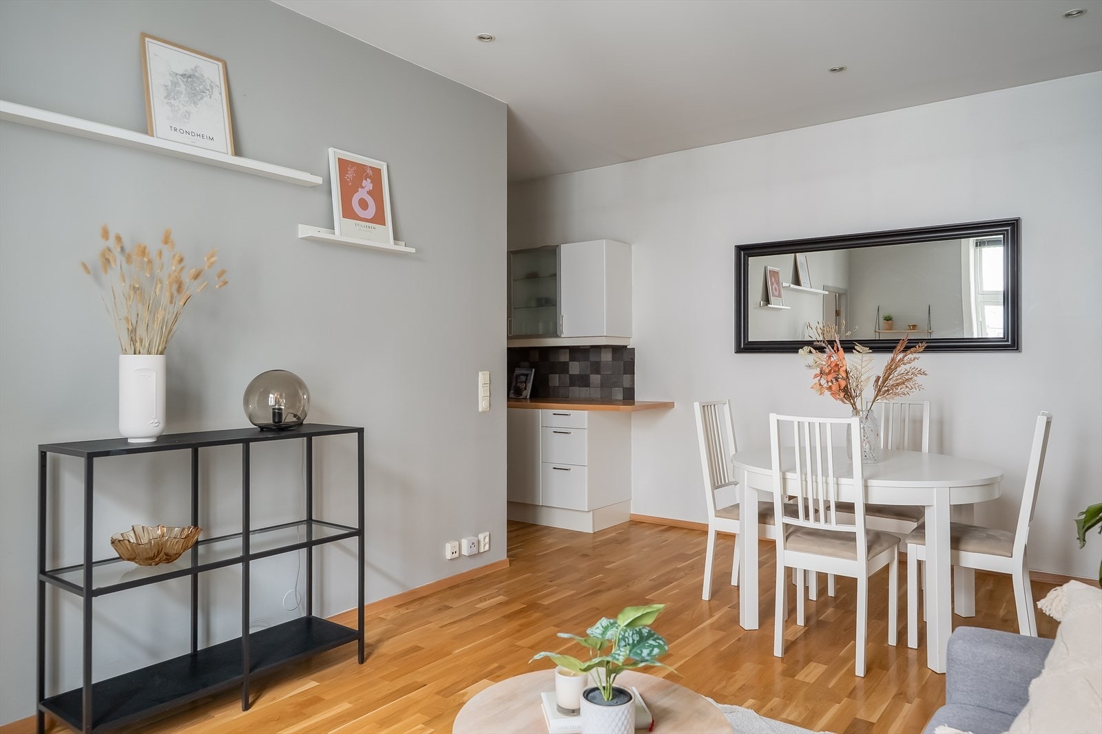 I tillegg til leilighetens areal medfølger det 2 boder, en på loft og en i kjeller på til sammen 7m². Galleribilde